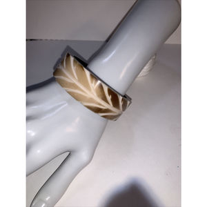 Ali Khan New York Acrylic Tan Brown Cream Carved Bangle Bracelet With Tags